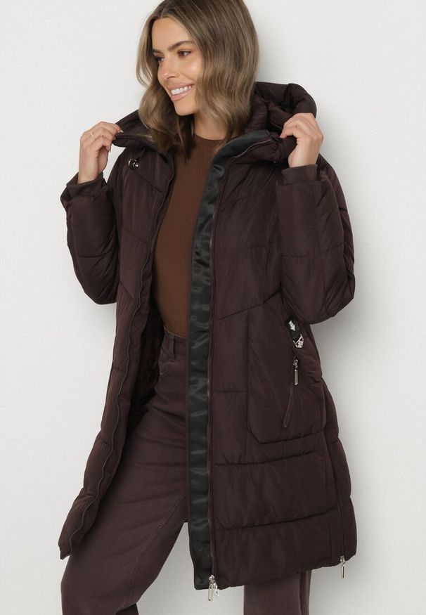 Born2be - Brązowa Kurtka Pikowana z Kapturem i Suwakami po Bokach Lindrie. Okazja: na co dzień, na spacer. Typ kołnierza: kaptur. Kolor: brązowy. Materiał: poliester, dzianina, jeans. Długość: długie. Styl: casual