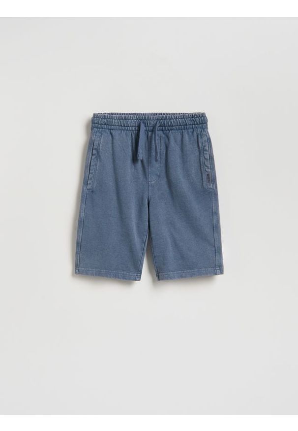 Reserved - Bawełniane bermudy - niebieski. Kolor: niebieski. Materiał: bawełna