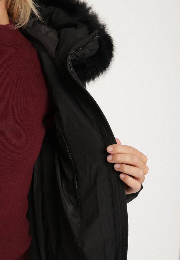 Born2be - Czarna Długa Kurtka z Pikowanymi Przeszyciami i Kapturem z Futerkiem Galella. Okazja: na co dzień. Kolor: czarny. Materiał: futro. Długość: długie. Styl: klasyczny, casual, elegancki