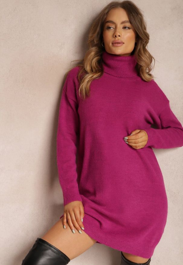 Renee - Fuksjowa Sukienka Milana. Typ kołnierza: golf. Kolor: różowy. Materiał: dzianina. Długość rękawa: długi rękaw