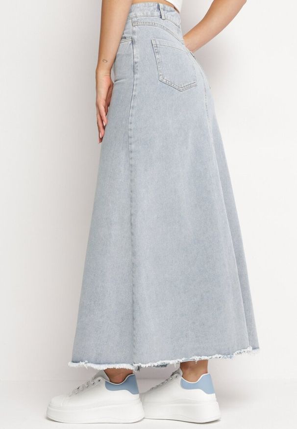 Born2be - Jasnoniebieska Jeansowa Spódnica z Wysokim Stanem i Postrzępionym Dołem Hayva. Stan: podwyższony. Kolor: niebieski. Materiał: jeans. Styl: klasyczny