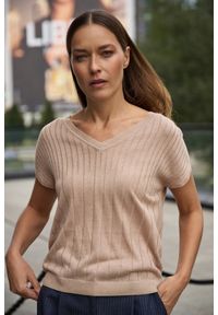 MOODO - Sweter z krótkimi rękawami beżowy. Kolor: beżowy. Materiał: wiskoza. Długość rękawa: krótki rękaw. Długość: krótkie #1