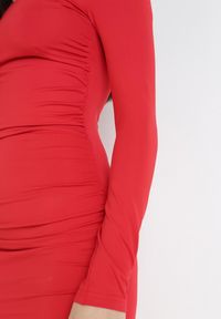 Born2be - Czerwona Sukienka Mellessa. Kolor: czerwony. Długość rękawa: długi rękaw. Wzór: jednolity. Typ sukienki: asymetryczne. Styl: elegancki. Długość: mini