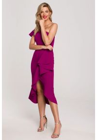 Makover - Koktajlowa sukienka na jedno ramię ołówkowa z falbaną fiolet. Okazja: na ślub cywilny, na wesele, na imprezę. Typ sukienki: ołówkowe. Styl: wizytowy #3