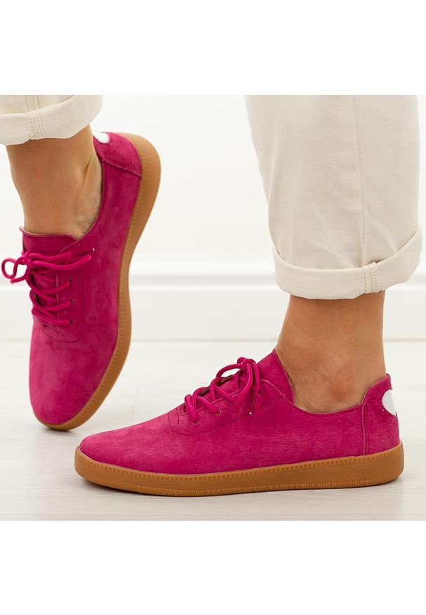 Fuksja skórzane półbuty damskie T.Sokolski w26-611. Okazja: na co dzień. Nosek buta: okrągły. Zapięcie: sznurówki. Kolor: różowy. Materiał: zamsz, skóra. Szerokość cholewki: normalna. Sezon: wiosna, jesień, lato. Styl: casual, elegancki, klasyczny