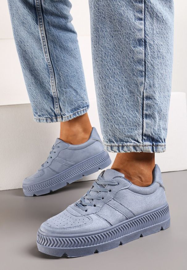Born2be - Niebieskie Sneakersy na Grubej Podeszwie z Tłoczeniami Try to Forget. Okazja: na spacer, na co dzień. Kolor: niebieski. Materiał: dzianina, jeans. Sport: turystyka piesza