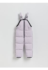 Reserved - Gumowane spodnie na szelkach - lawendowy. Kolor: fioletowy. Materiał: materiał