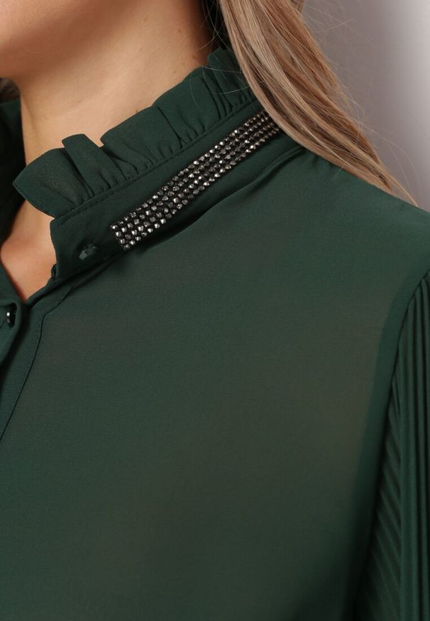 Born2be - Ciemnozielona Koszula z Luźnym i Plisowanym Rękawem Peolla. Typ kołnierza: kołnierzyk stójkowy. Kolor: zielony