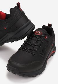 Born2be - Czarno-Czerwone Buty Sportowe Memeni. Wysokość cholewki: przed kostkę. Nosek buta: okrągły. Zapięcie: sznurówki. Kolor: czarny. Materiał: guma. Szerokość cholewki: normalna. Wzór: aplikacja