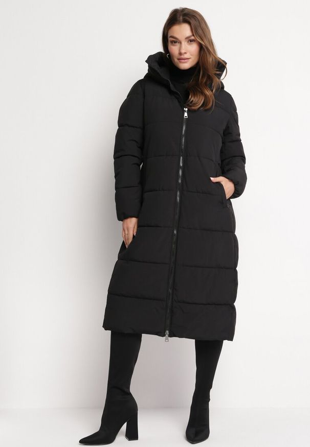 Born2be - Czarna Pikowana Kurtka Płaszcz z Kapturem i Kieszeniami Gardemia. Typ kołnierza: kaptur. Kolor: czarny. Sezon: zima, jesień