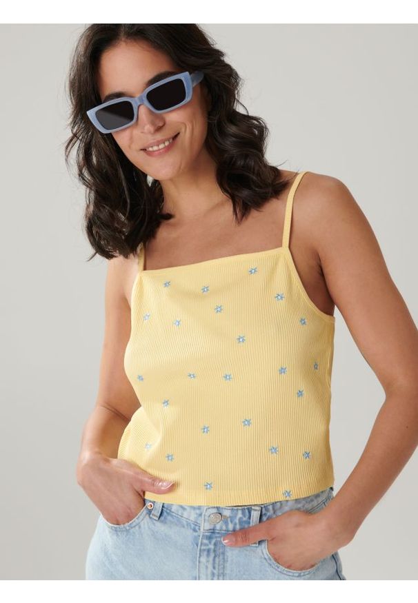 Sinsay - Crop top z haftem - żółty. Kolor: żółty. Materiał: bawełna, włókno, prążkowany. Wzór: haft