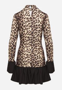 Born2be - Brązowa Taliowana Sukienka w Panterkę ze Stójką i Falbankami Poladi. Okazja: na co dzień. Typ kołnierza: kołnierz z falbankami, kołnierzyk stójkowy. Kolor: brązowy. Długość rękawa: długi rękaw. Wzór: motyw zwierzęcy. Typ sukienki: dopasowane. Styl: klasyczny, casual, elegancki #2