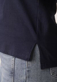 Born2be - Granatowy T-shirt z Bawełny z Dłuższym Tyłem i Rozcięciami po Bokach Cordalea. Okazja: na co dzień. Kolor: niebieski. Materiał: bawełna. Długość: długie. Styl: casual, elegancki #5