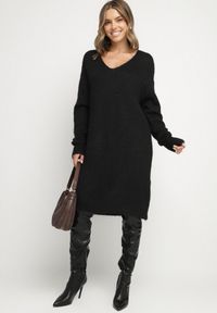 Born2be - Czarna Dzianinowa Sukienka z Domieszką Wełny o Pudełkowym Kroju Esmerea. Okazja: na co dzień. Typ kołnierza: dekolt w kształcie V. Kolekcja: plus size. Kolor: czarny. Materiał: wełna, dzianina. Długość rękawa: długi rękaw. Typ sukienki: dla puszystych. Styl: klasyczny, casual #6