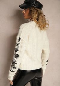 Renee - Jasnobeżowy Sweter z Wełną Cekinami i Kwiatowym Haftem Boredi. Okazja: na co dzień. Kolor: beżowy. Materiał: wełna. Wzór: kwiaty, haft. Sezon: zima. Styl: casual #3
