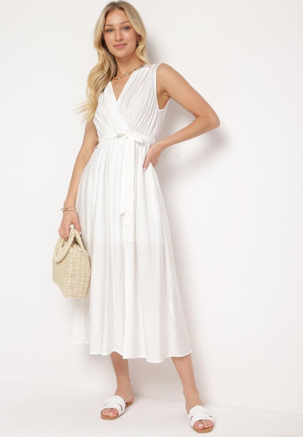 Born2be - Biała Rozkloszowana Sukienka z Wiskozą Kopertowym Dekoltem i Materiałowym Paskiem w Talii Jenvia. Okazja: na spacer. Typ kołnierza: dekolt kopertowy. Kolor: biały. Materiał: materiał, wiskoza. Sezon: lato. Typ sukienki: kopertowe. Styl: klasyczny