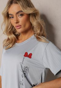 Renee - Szary Komplet Piżamowy Szorty Wykończone Falbanką i Koszula z Nadrukiem Tyrvea. Kolor: szary. Wzór: nadruk #5