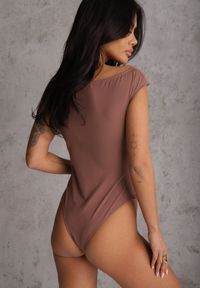 Renee - Brązowe Body o Asymetrycznym Kroju z Marszczeniem Asintlia. Okazja: do pracy, na co dzień. Kolor: brązowy. Styl: elegancki, casual #6