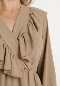 Born2be - Ciemnobeżowa Rozkloszowana Sukienka o Kopertowym Kroju z Falbankami Celonara. Okazja: na imprezę. Typ kołnierza: kołnierz z falbankami. Kolor: beżowy. Typ sukienki: kopertowe. Styl: elegancki #2