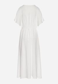 Born2be - Biała Rozkloszowana Sukienka z Gumką w Talii i Dekoltem w Serek Iffara. Okazja: na co dzień, do pracy, na spotkanie biznesowe. Typ kołnierza: dekolt w serek. Kolor: biały. Styl: biznesowy, casual #7