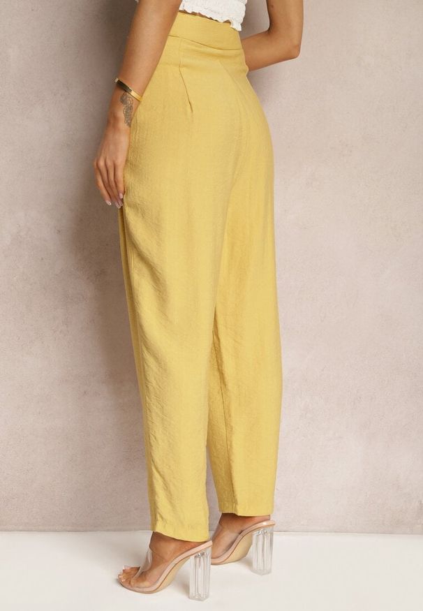Renee - Żółte Spodnie High Waist Ozdobione Cyrkoniami Sajara. Stan: podwyższony. Kolor: żółty. Materiał: tkanina. Wzór: aplikacja. Sezon: lato