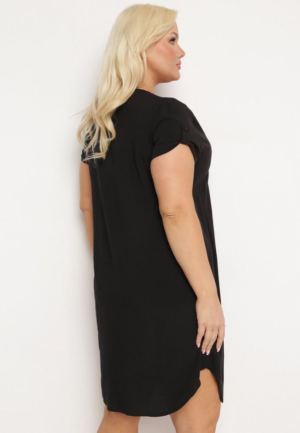 Born2be - Czarna Pudełkowa Sukienka z Nakładką przy Dekolcie z Wiskozy Moaneni. Okazja: na co dzień. Kolor: czarny. Materiał: wiskoza. Długość rękawa: krótki rękaw. Typ sukienki: proste. Styl: casual