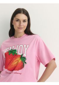 Reserved - T-shirt regular z nadrukiem - różowy. Kolor: różowy. Materiał: bawełna, dzianina. Wzór: nadruk