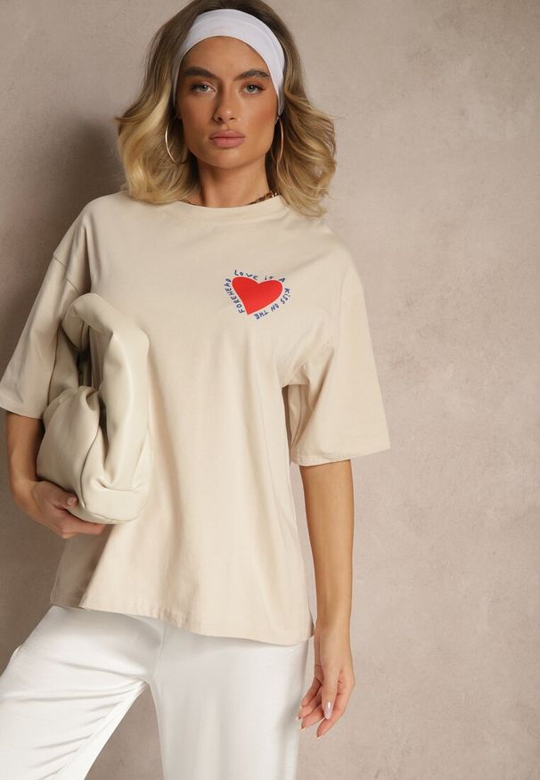 Renee - Beżowy T-shirt z Bawełny Ozdobiony Sercem Ranira. Okazja: na co dzień. Kolor: beżowy. Materiał: bawełna. Wzór: aplikacja. Styl: casual