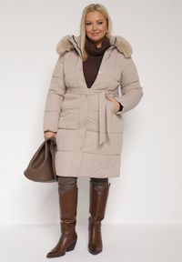 Born2be - Beżowa Pikowana Kurtka z Kapturem z Futrem i Wiązanym Paskiem Mevinatia. Okazja: na co dzień. Typ kołnierza: kaptur. Kolekcja: plus size. Kolor: beżowy. Materiał: futro. Styl: klasyczny, casual #3