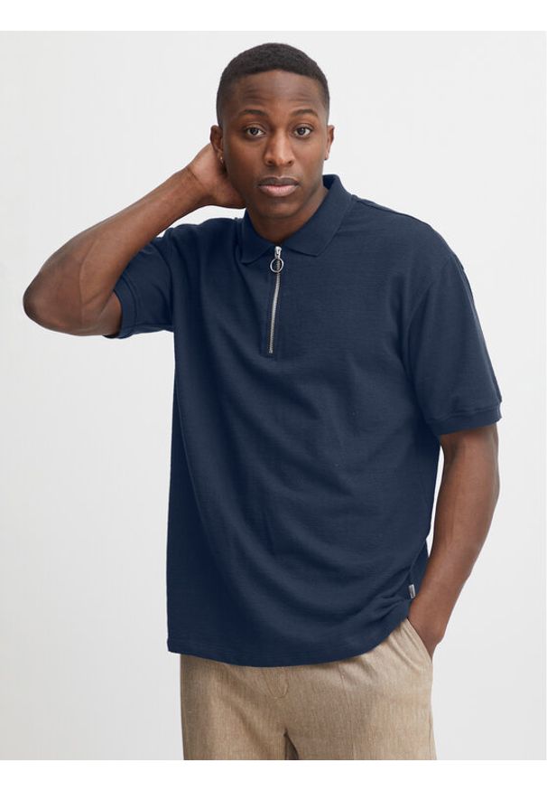 Casual Friday Polo 20504614 Granatowy Regular Fit. Okazja: na co dzień. Typ kołnierza: polo. Kolor: niebieski. Materiał: bawełna. Styl: casual