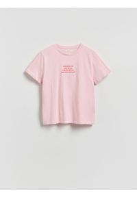 Reserved - T-shirt z napisem - różowy. Kolor: różowy. Materiał: bawełna. Wzór: napisy