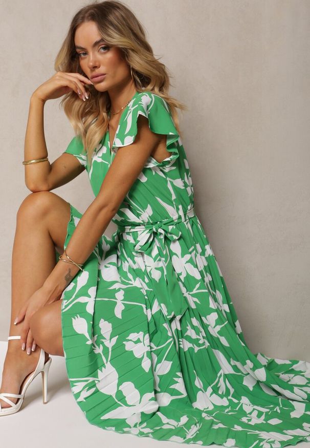 Renee - Zielona Sukienka z Kopertowym Dekoltem Plisowanym Dołem Wykończona w Talii Paskiem i Gumką Elsavia. Okazja: na imprezę, na co dzień. Kolor: zielony. Materiał: len. Długość rękawa: krótki rękaw. Sezon: lato. Typ sukienki: kopertowe. Styl: wizytowy, casual, elegancki