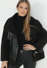 Born2be - Czarna Kurtka Biker z Imitacji Skóry i Kożuszka Zadesy. Okazja: na co dzień. Kolor: czarny. Materiał: skóra. Wzór: aplikacja. Styl: klasyczny, casual, elegancki #2