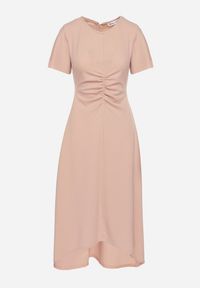 Born2be - Różowa Rozkloszowana Sukienka Ozdobiona Marszczeniem Odallica. Kolor: różowy. Wzór: aplikacja. Typ sukienki: rozkloszowane. Styl: elegancki #4