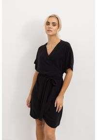 SUKIENKA DAKOTA CZARNA S - Flawless. Okazja: do pracy, na spotkanie biznesowe. Typ kołnierza: typu klepsydra. Kolor: czarny. Materiał: skóra. Sezon: lato. Typ sukienki: kopertowe, sportowe. Styl: klasyczny, sportowy, wakacyjny, biznesowy, elegancki. Długość: mini #1