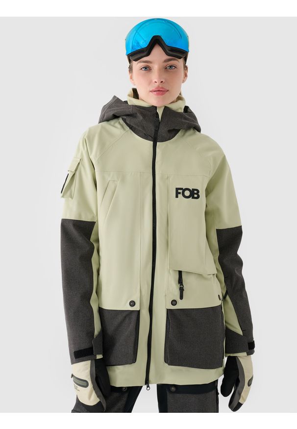 4f - 4F Kurtka snowboardowa membrana 10000 damska - oliwkowa/khaki XS. Okazja: na co dzień. Typ kołnierza: kaptur. Kolor: oliwkowy, brązowy, wielokolorowy. Materiał: dzianina, poliester, materiał, tkanina. Wzór: gładki. Sezon: zima. Styl: klasyczny, sportowy, casual