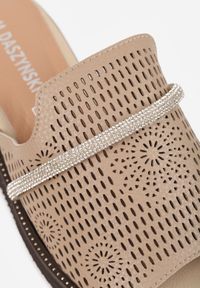 Born2be - Beżowe Skórzane Klapki na Koturnie z Ażurową Cholewką i Cyrkoniami Nessorin. Okazja: na co dzień. Kolor: beżowy. Materiał: skóra. Wzór: ażurowy. Sezon: lato. Obcas: na koturnie. Styl: casual #9