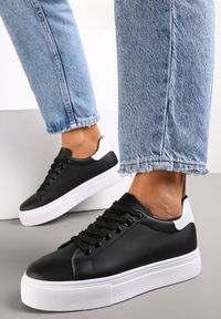 Renee - Czarne Sneakersy z Imitacji Skóry na Platformie Adathea. Kolor: czarny. Materiał: skóra. Obcas: na platformie #1