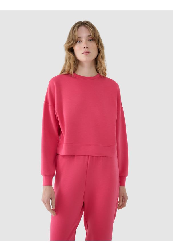 4f - 4F Bluza dresowa nierozpinana z modalem damska - różowa S. Okazja: na co dzień. Typ kołnierza: bez kaptura. Kolor: różowy. Materiał: dresówka. Wzór: ze splotem, gładki. Styl: sportowy, klasyczny, casual. Sport: fitness