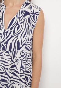 Born2be - Granatowa Bawełniana Rozkloszowana Sukienka z Geometrycznym Wzorem Annivaria. Okazja: na co dzień. Typ kołnierza: dekolt w kształcie V. Kolor: niebieski. Materiał: bawełna. Wzór: geometria. Typ sukienki: rozkloszowane. Styl: elegancki, casual, klasyczny #2