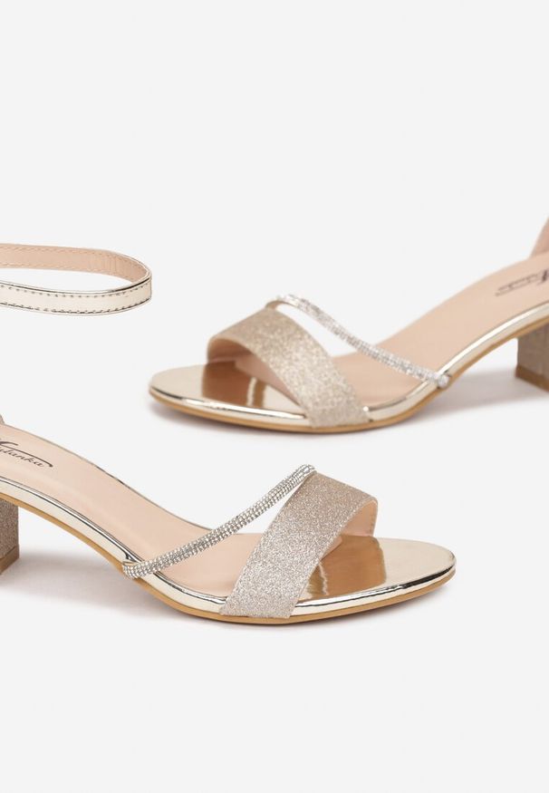 Renee - Złote Sandały na Słupku z Brokatem i Paskiem z Cyrkonii Varene. Zapięcie: pasek. Kolor: złoty. Obcas: na słupku