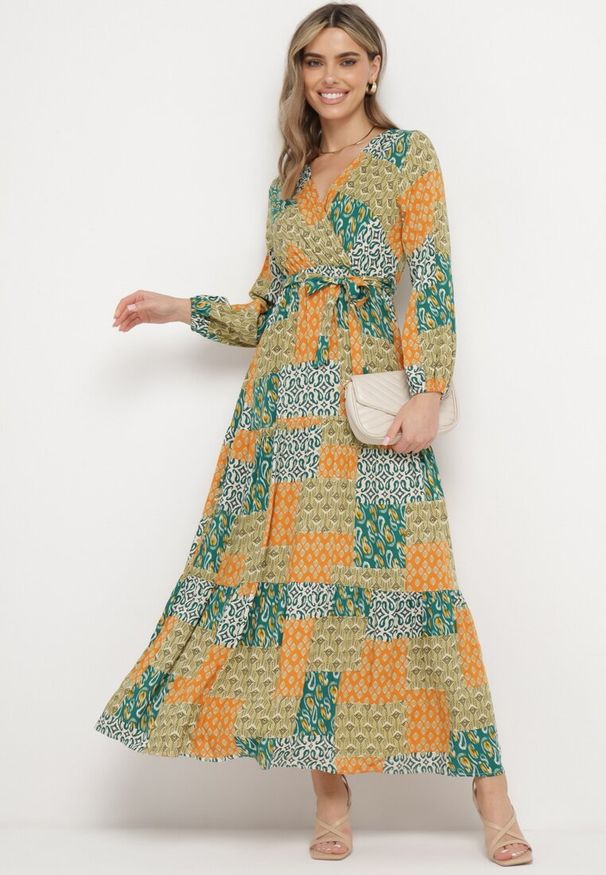 Born2be - Zielono-Żółta Wiskozowa Sukienka z Kopertowym Dekoltem z Gumką w Pasie i Materiałowym Paskiem Fulina. Okazja: na co dzień. Typ kołnierza: dekolt w serek. Kolor: zielony. Materiał: wiskoza, materiał. Długość rękawa: długi rękaw. Typ sukienki: kopertowe. Styl: casual, klasyczny, boho