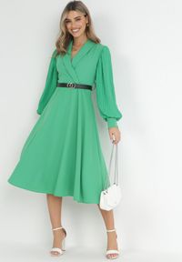 Born2be - Zielona Sukienka Rozkloszowana z Paskiem Aidyn. Kolor: zielony. Typ sukienki: kopertowe. Styl: elegancki. Długość: midi #1