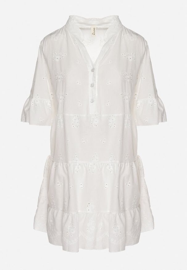 Born2be - Biała Bawełniana Sukienka z Haftowanej Tkaniny o Koszulowym Kroju z Falbanami Filidwena. Okazja: na co dzień. Typ kołnierza: kołnierzyk klasyczny. Kolor: biały. Materiał: tkanina, bawełna. Wzór: haft. Typ sukienki: koszulowe. Styl: casual, elegancki, boho, klasyczny