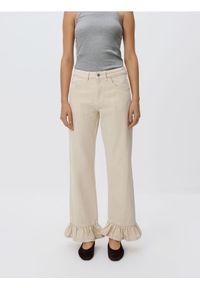 Reserved - Jeansy wide leg z falbankami - kremowy. Kolor: kremowy