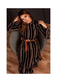 Sukienki.shop - Sukienka boho w paski z falbaną i paskiem brązowa wiskoza. Okazja: na co dzień, do pracy. Kolor: brązowy. Materiał: wiskoza. Wzór: paski. Styl: boho #4