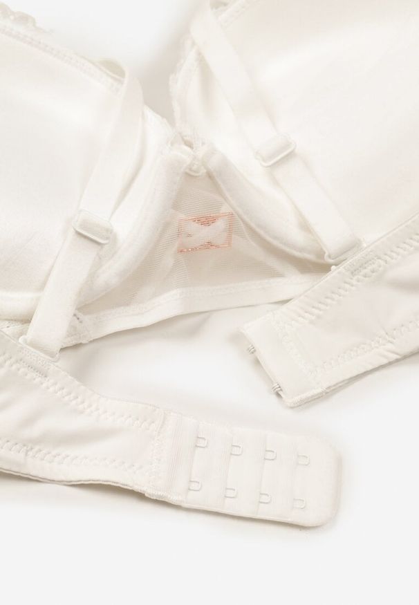 Born2be - Jasnobeżowy Biustonosz Typu Push-Up Ozdobiony Koronką Paskami i Aplikacją Ezinzee. Kolor: beżowy. Materiał: koronka. Rodzaj stanika: push-up. Wzór: koronka, aplikacja