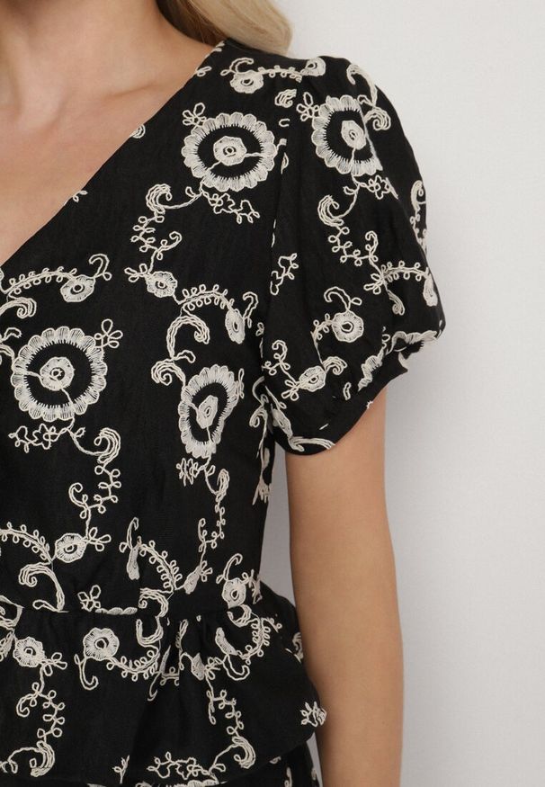 Born2be - Czarna Bawełniana Bluzka z Ozdobnym Haftem Selselina. Okazja: na co dzień. Kolor: czarny. Materiał: bawełna. Wzór: haft. Styl: casual, elegancki