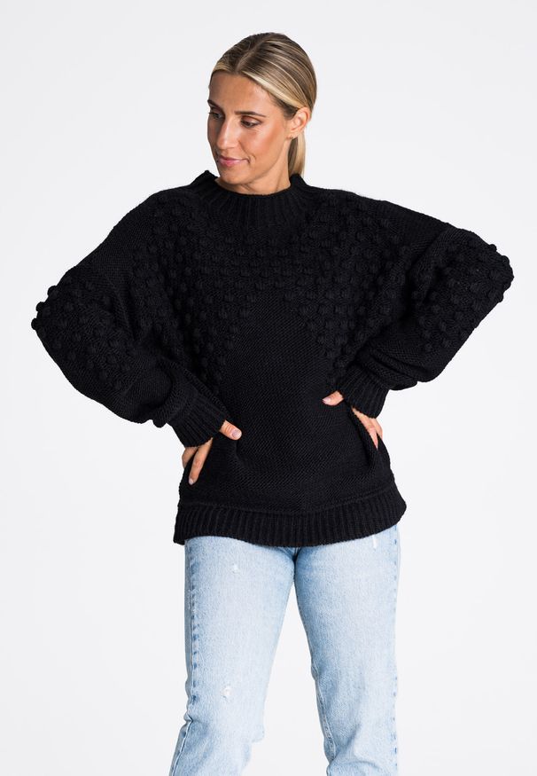 Figl - Czarny Krótki Sweter z Pomponikami. Kolor: czarny. Materiał: nylon, akryl. Długość: krótkie