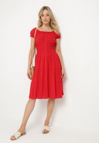 Born2be - Czerwona Bawełniana Rozkloszowana Sukienka z Guzikami i Bufiastymi Rękawami Annivi. Okazja: na co dzień. Kolor: czerwony. Materiał: bawełna. Styl: klasyczny, elegancki, casual #4